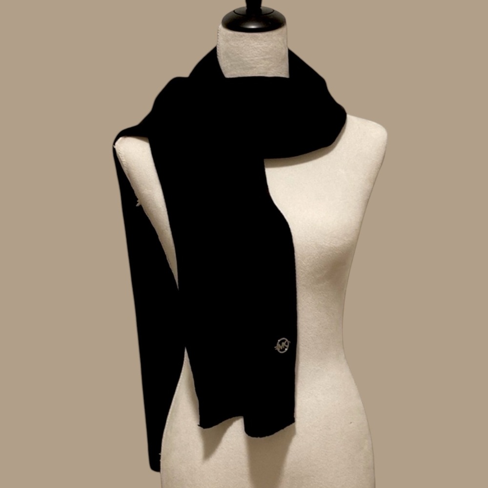 Michael Kors Elegant Black Scarf - Picture 1 of 4